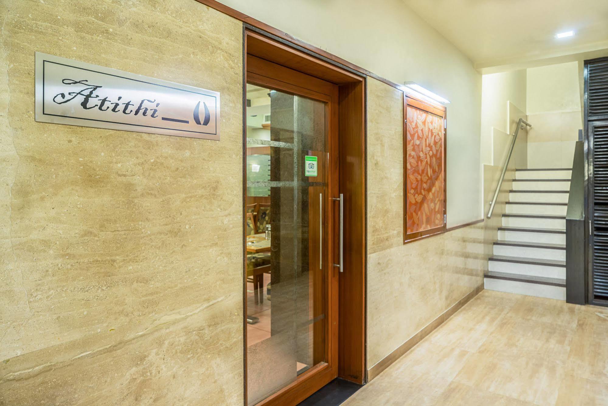 Hotel Treebo Ambassador à Ahmedabad Extérieur photo